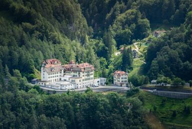 Ansicht der Hotelfachschule Passugg, erhöht über Chur, mitten im Wald
